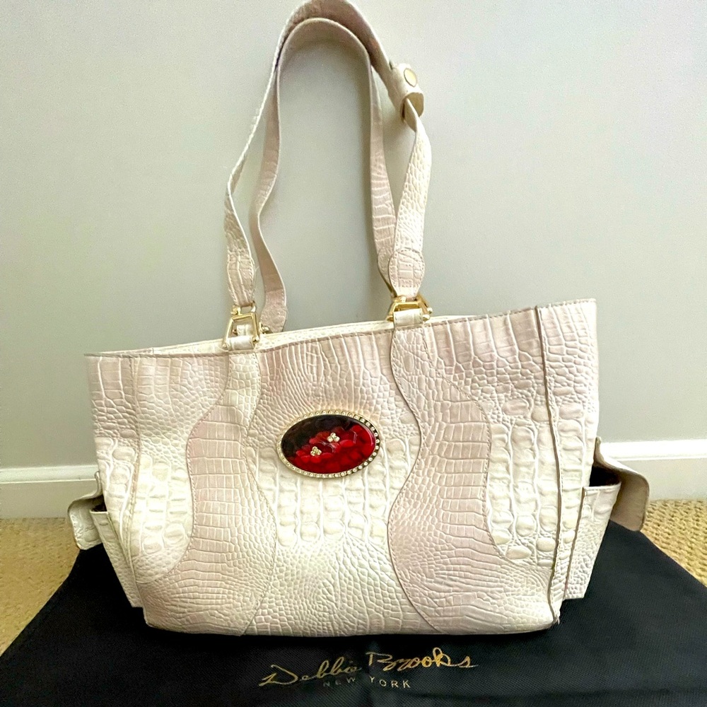 Gorgeous, cream, alligator shoulder handbag.